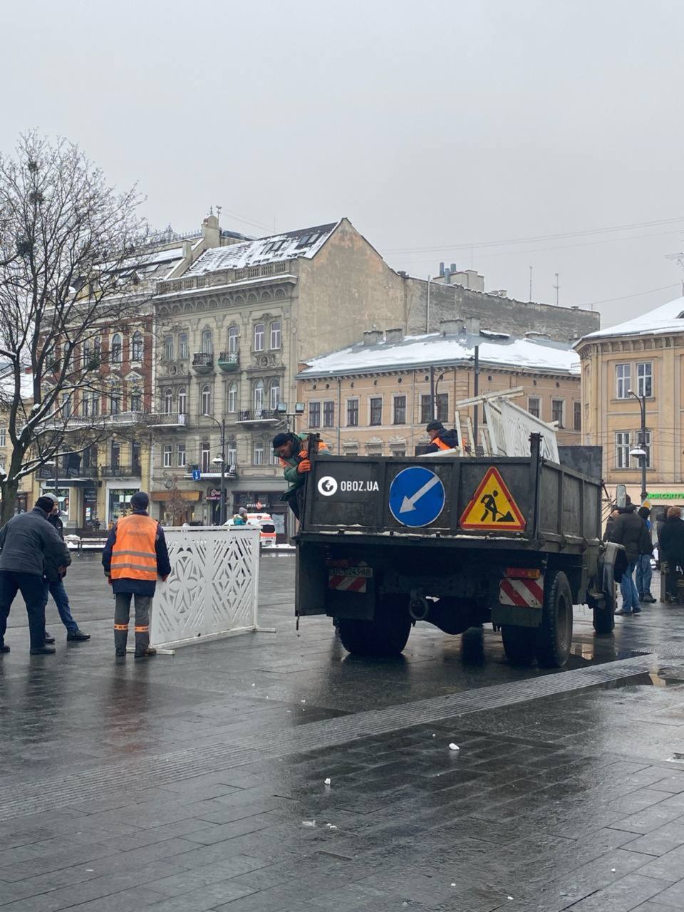 Во Львове установили новогоднюю елку: город активно готовится к Рождеству. Фоторепортаж