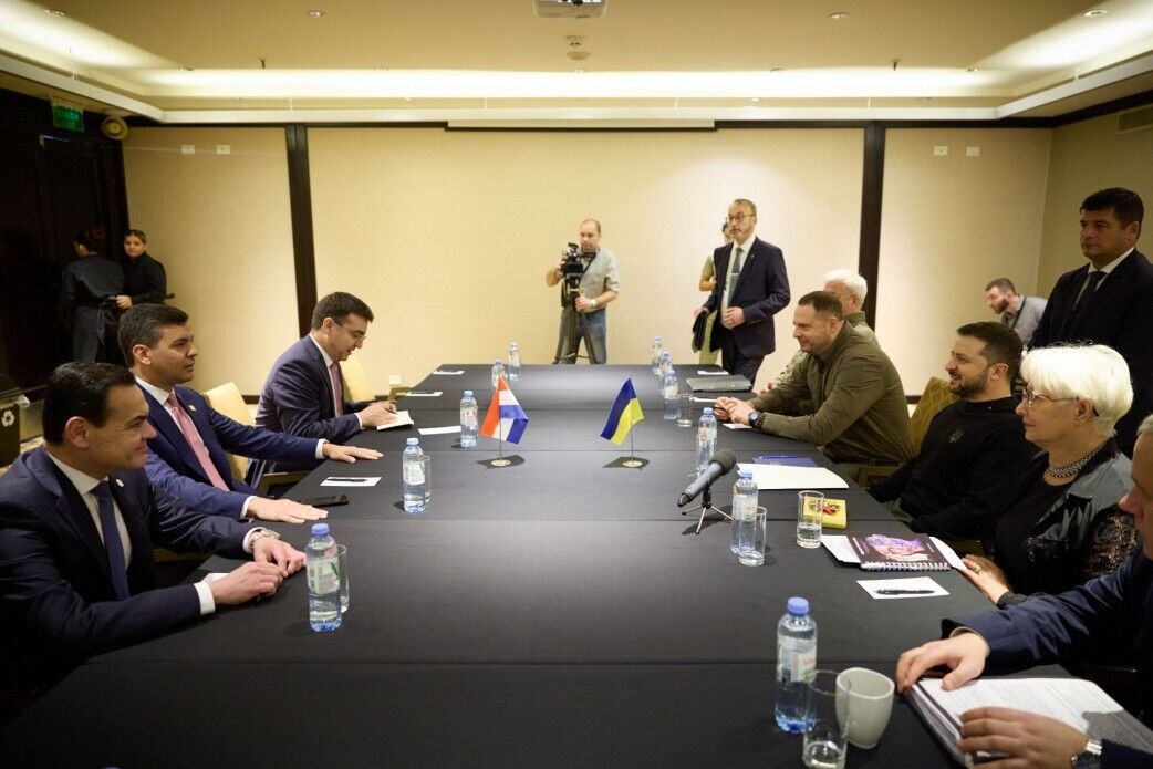  Зеленський в Аргентині провів зустрічі з президентами Парагваю, Уругваю та Еквадору. Фото і відео