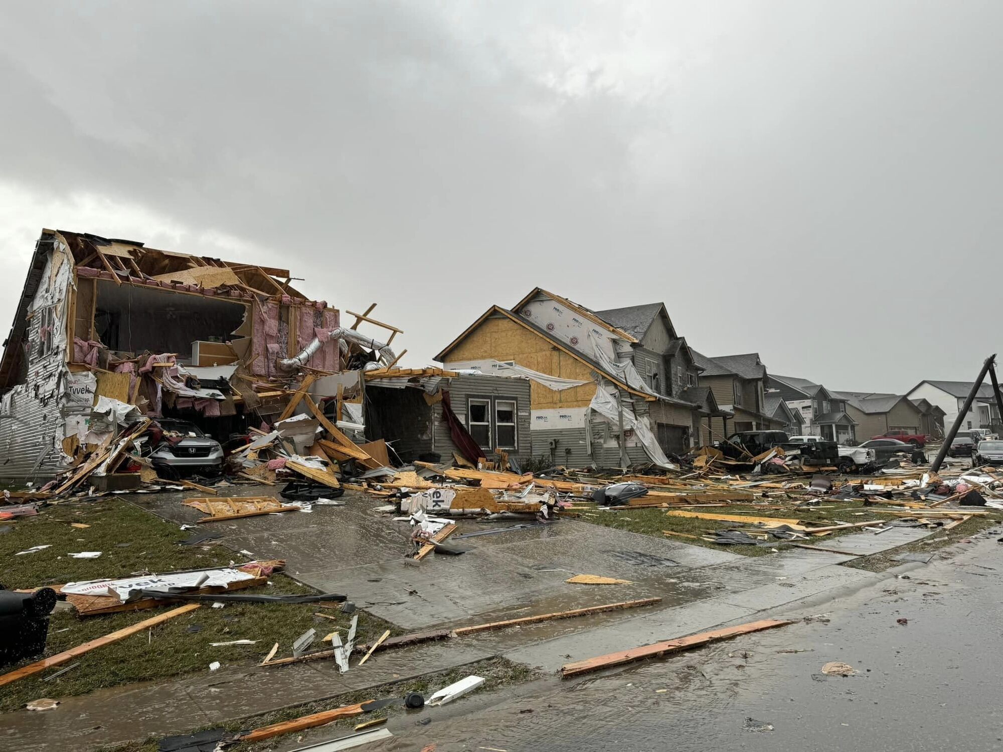 Зносив будинки і перекидав авто: у США через потужний торнадо шість людей загинули, десятки постраждали. Фото і відео