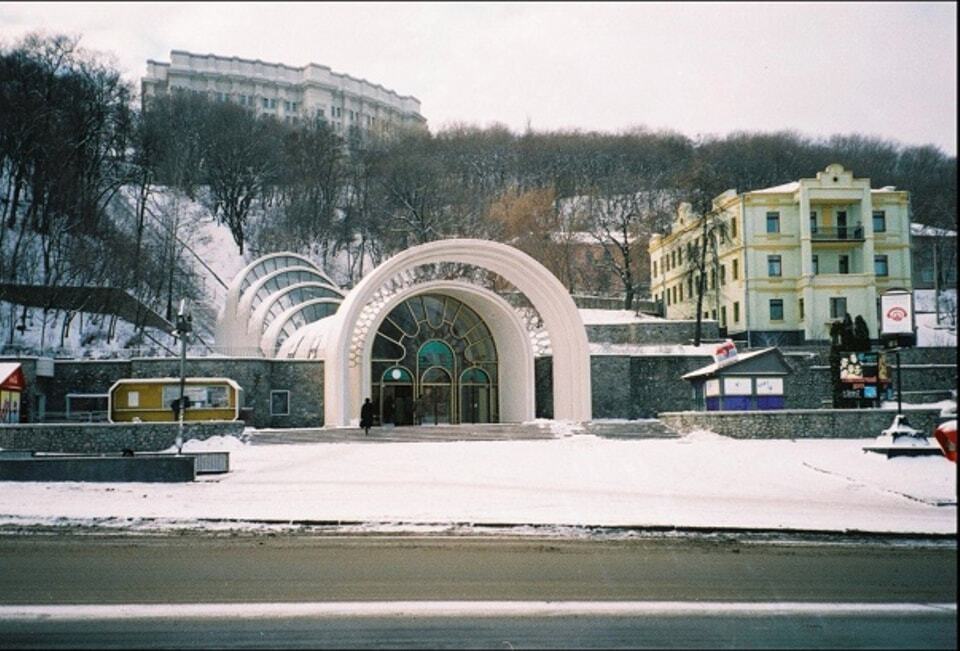 Находилась выше и была частью трамвайного маршрута: эволюция нижней станции Фуникулера в Киеве. Фото