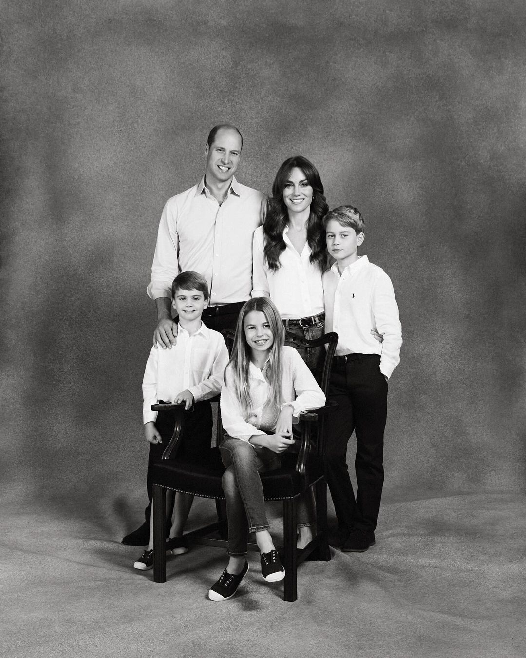 В джинсах и белых рубашках: Кейт Миддлтон и принц Уильям с детьми удивили нетипичной рождественской открыткой. Фото