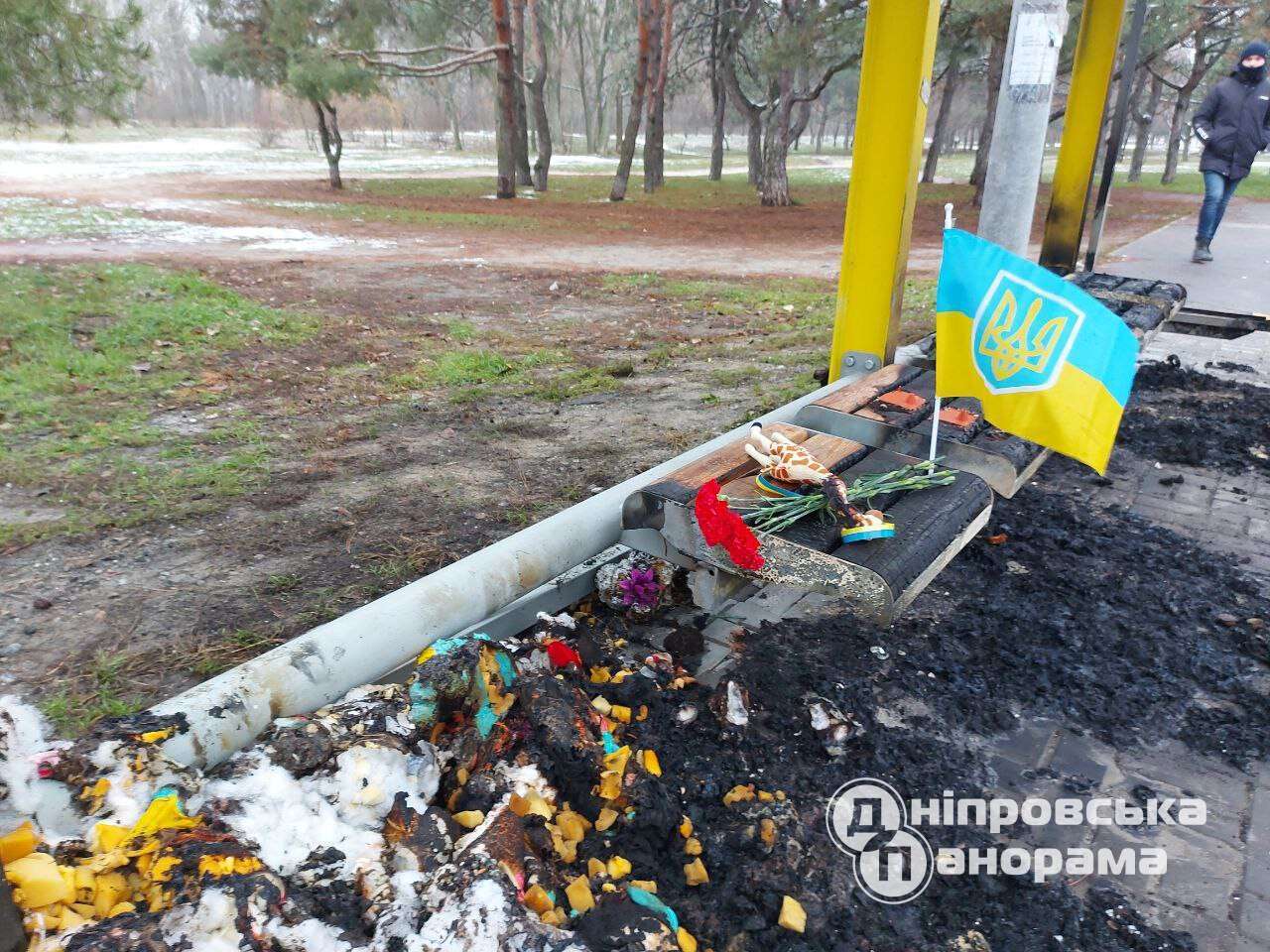 У Дніпрі невідомі спалили "народний меморіал" на зупинці навпроти будинку, зруйнованого російською ракетою. Фото
