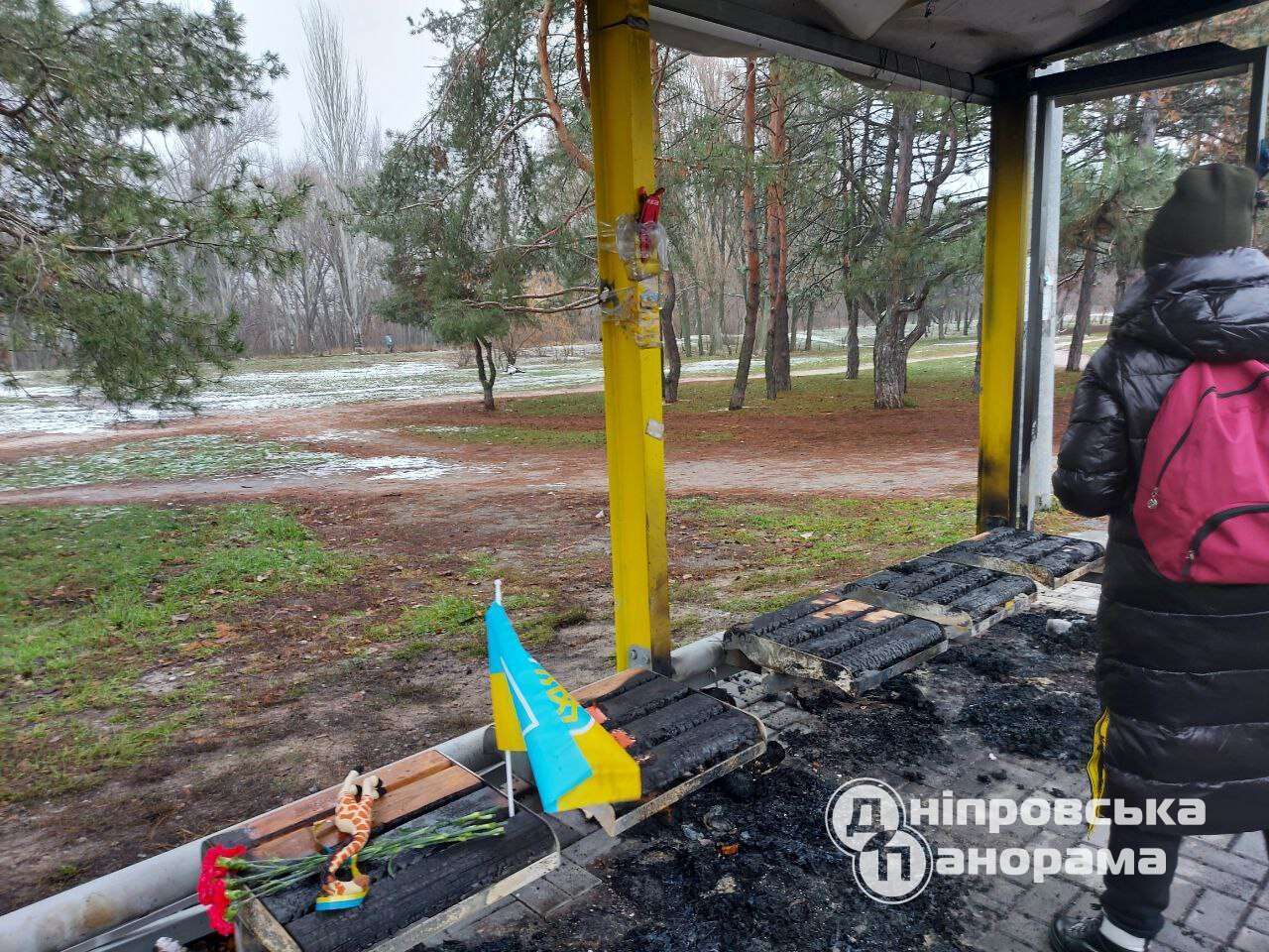 У Дніпрі невідомі спалили "народний меморіал" на зупинці навпроти будинку, зруйнованого російською ракетою. Фото