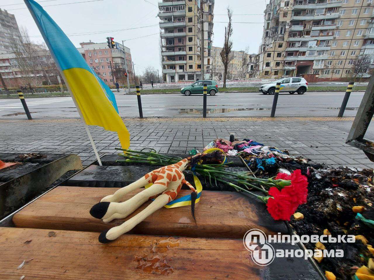 В Днепре неизвестные сожгли "народный мемориал" на остановке напротив дома, разрушенного российской ракетой. Фото