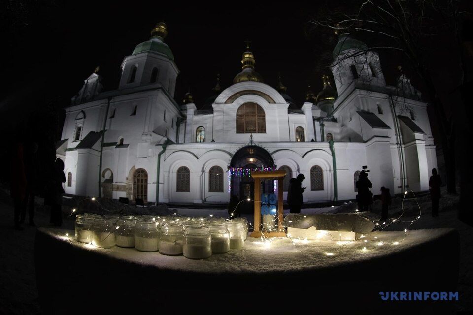 В Україну прибув Вифлеємський вогонь миру: у Софії Київській його передали військовим і волонтерам. Фото