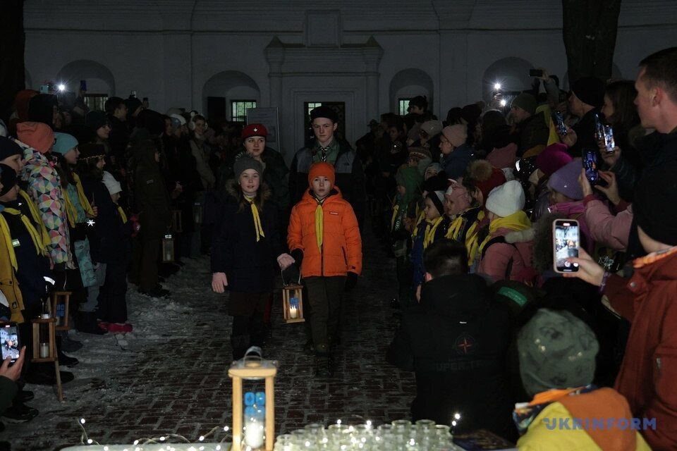 В Україну прибув Вифлеємський вогонь миру: у Софії Київській його передали військовим і волонтерам. Фото