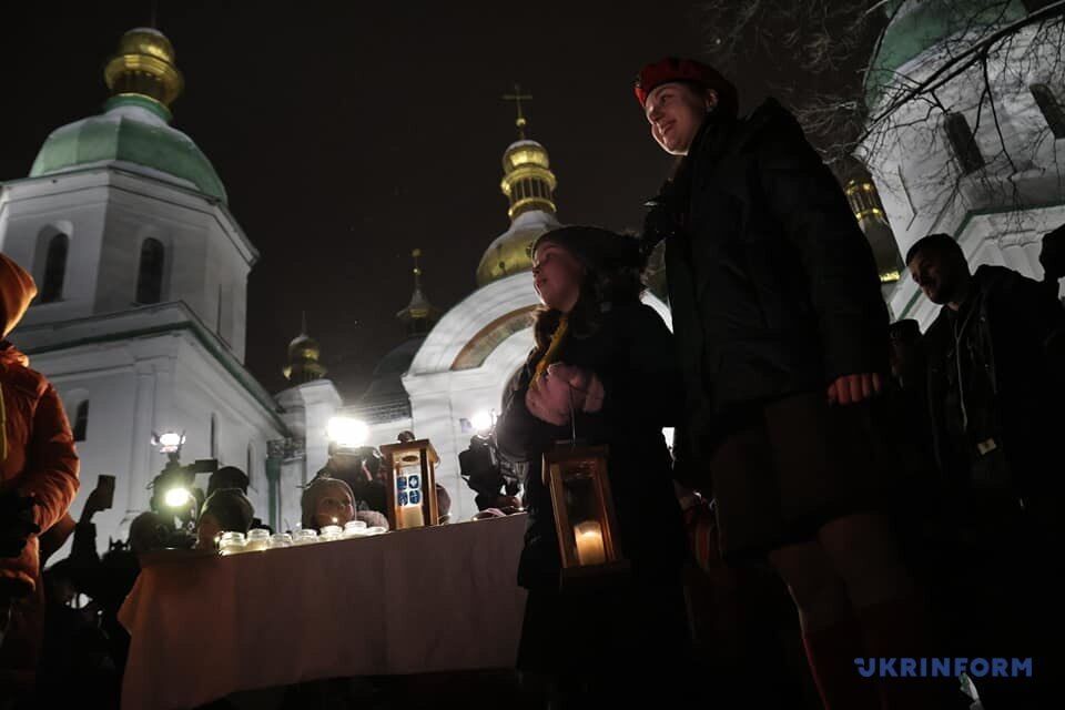 В Украину прибыл Вифлеемский огонь мира: в Софии Киевской его передали военным и волонтерам. Фото