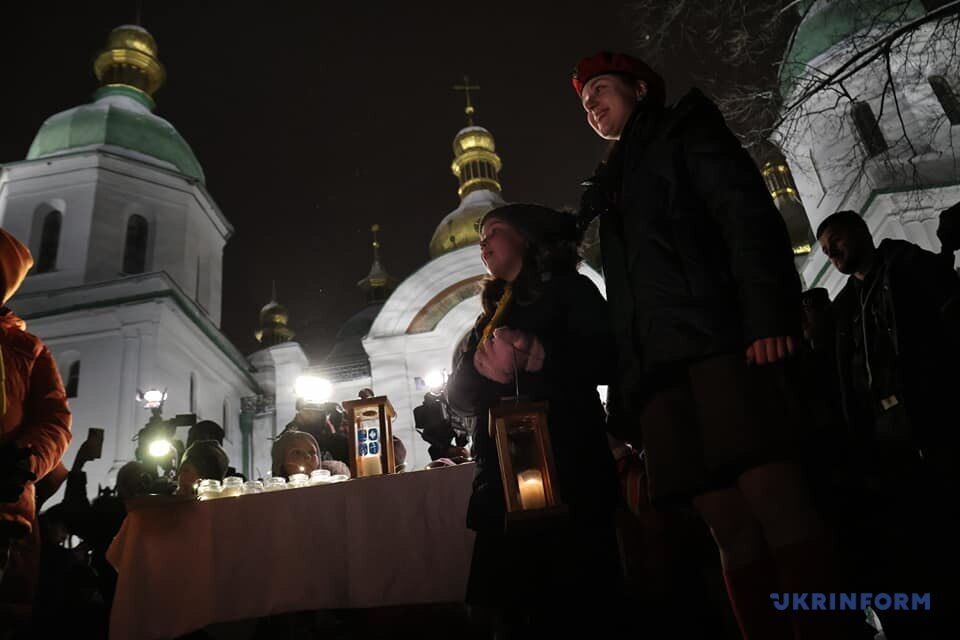 В Україну прибув Вифлеємський вогонь миру: у Софії Київській його передали військовим і волонтерам. Фото