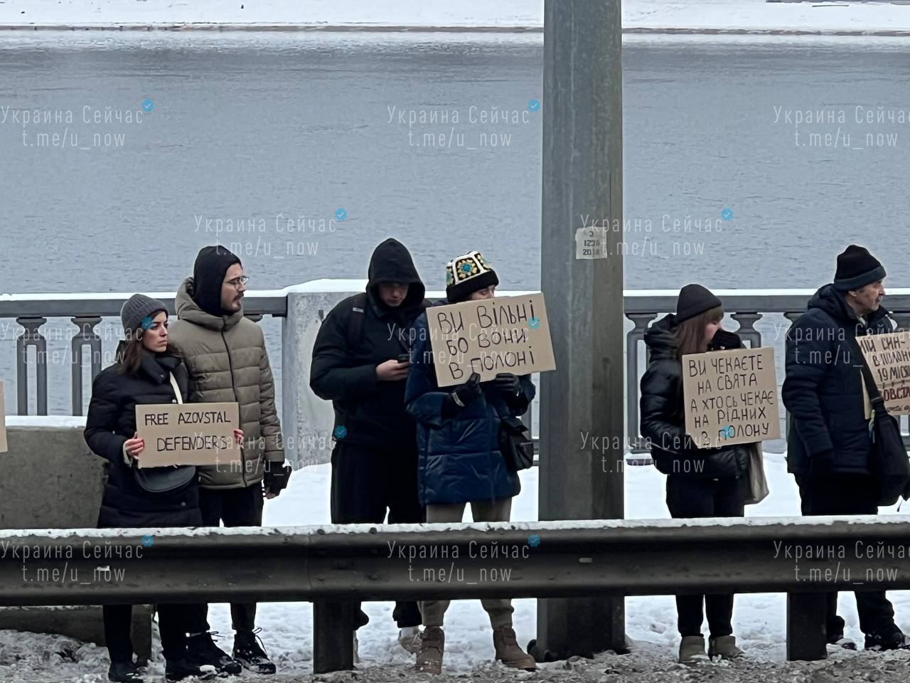 "Вы свободны потому, что они в плену": в Киеве провели акцию в поддержку пленных защитников Украины. Фото и видео