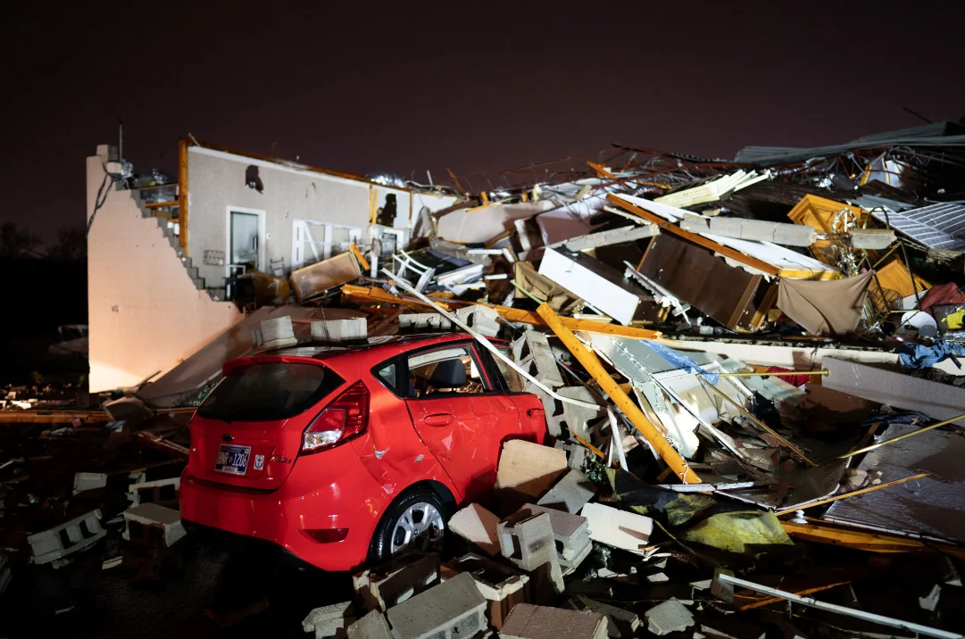 Зносив будинки і перекидав авто: у США через потужний торнадо шість людей загинули, десятки постраждали. Фото і відео