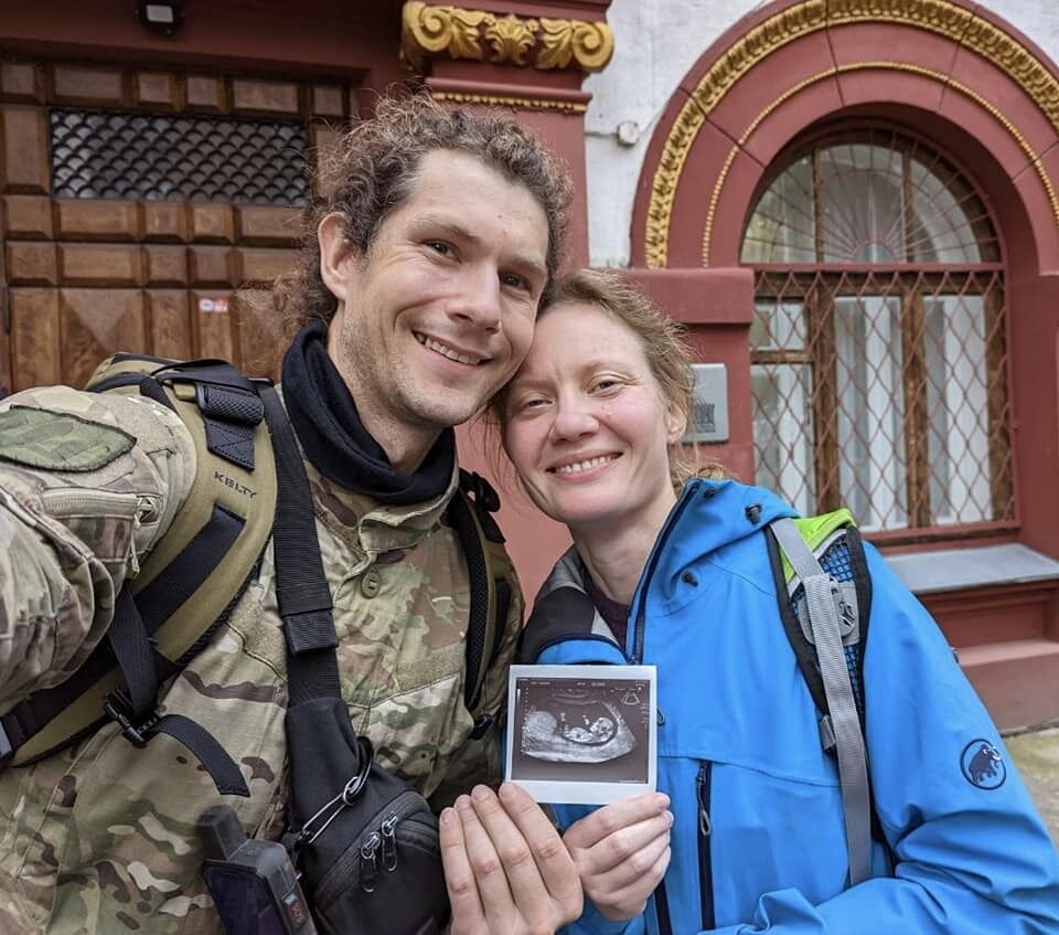 Это чудо. Жена погибшего на войне добровольца Виталия Киркача-Антоненко показала их дочь-копию папы