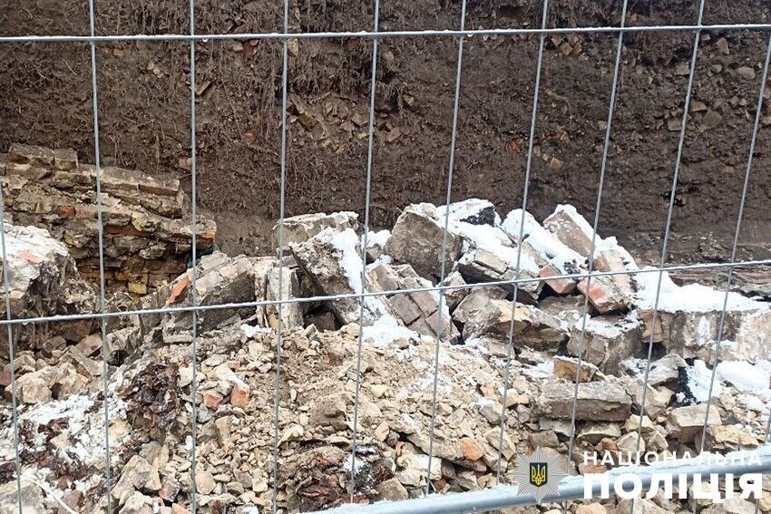 У центрі Києва обвалилась підпірна стіна на будівництві: один робітник загинув, ще троє були травмовані. Фото