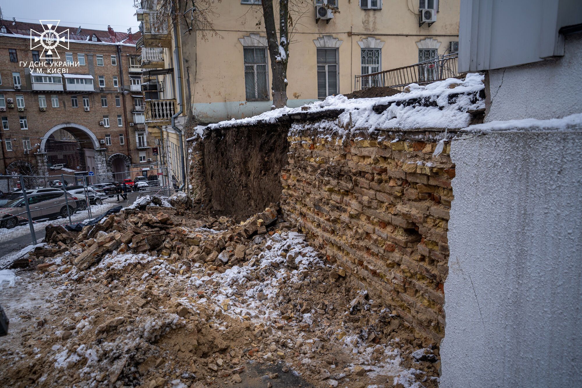 У центрі Києва обвалилась підпірна стіна на будівництві: один робітник загинув, ще троє були травмовані. Фото