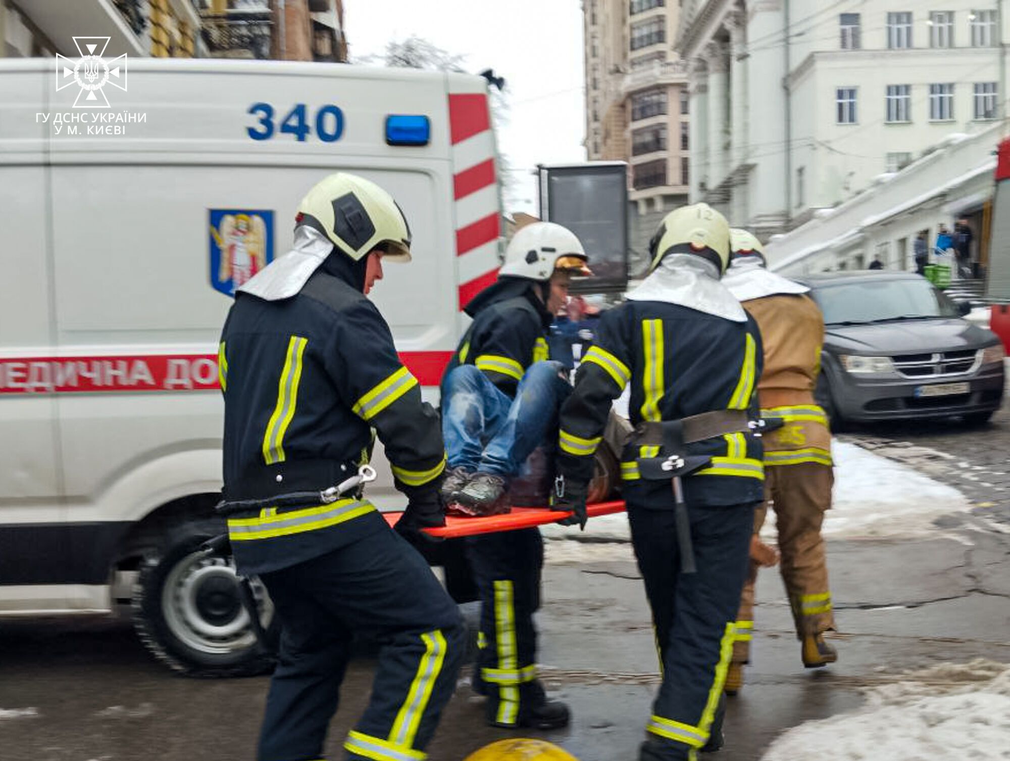 В центре Киева обрушилась подпорная стена на строительстве: один рабочий погиб, еще трое были травмированы. Фото