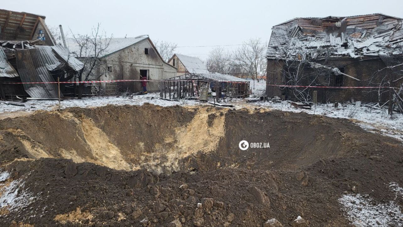 Вирва завглибшки чотири метри та зруйнований будинок: нові фото і відео наслідків ракетної атаки на Київ 11 грудня