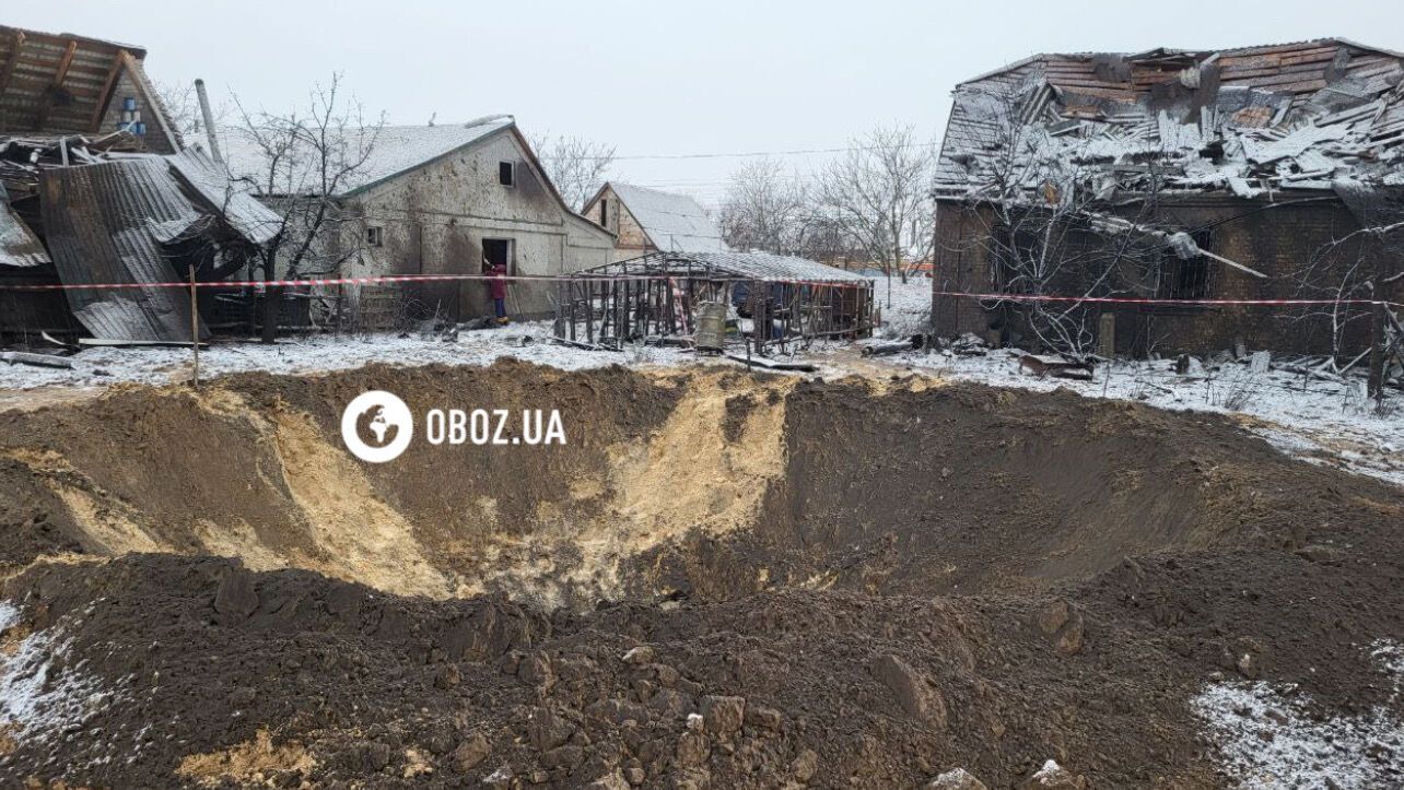 Вирва завглибшки чотири метри та зруйнований будинок: нові фото і відео наслідків ракетної атаки на Київ 11 грудня