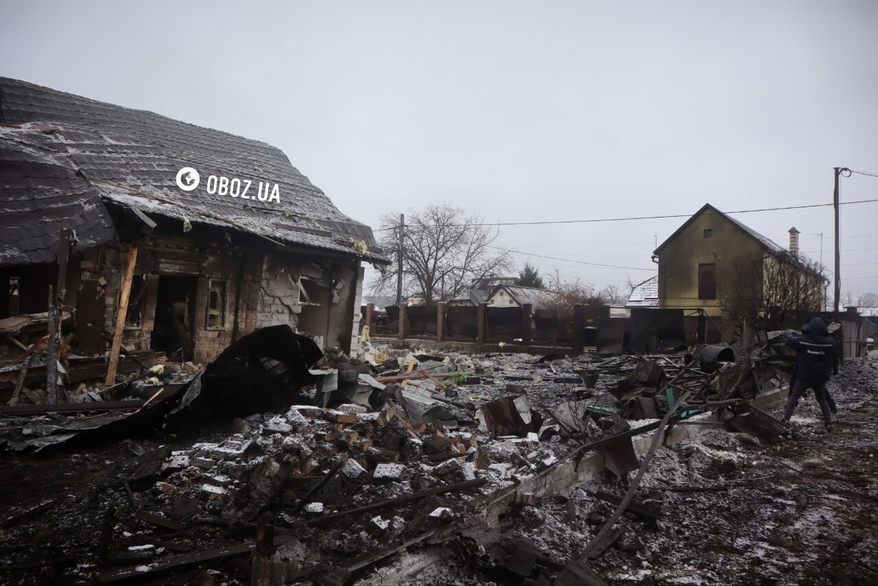 Вирва завглибшки чотири метри та зруйнований будинок: нові фото і відео наслідків ракетної атаки на Київ 11 грудня