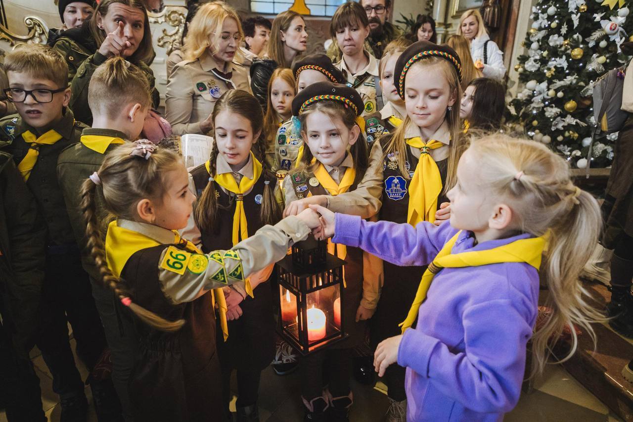 В Украину прибыл Вифлеемский огонь мира: в Софии Киевской его передали военным и волонтерам. Фото