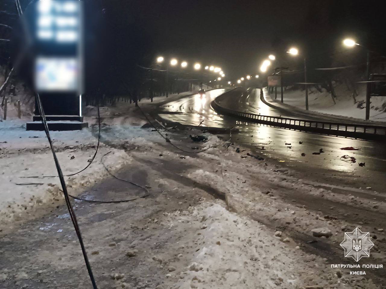 У Києві на вулиці Теліги вантажівка протаранила електроопору: є постраждалий, виник затор. Фото і відео