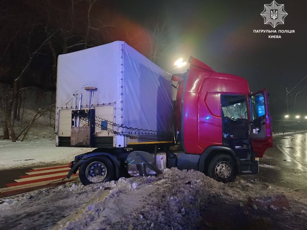 В Киеве на улице Телиги грузовик протаранил электроопору: есть пострадавший, возникла пробка. Фото и видео
