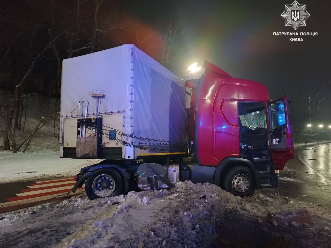 У Києві на вулиці Теліги вантажівка протаранила електроопору: є постраждалий, виник затор. Фото і відео