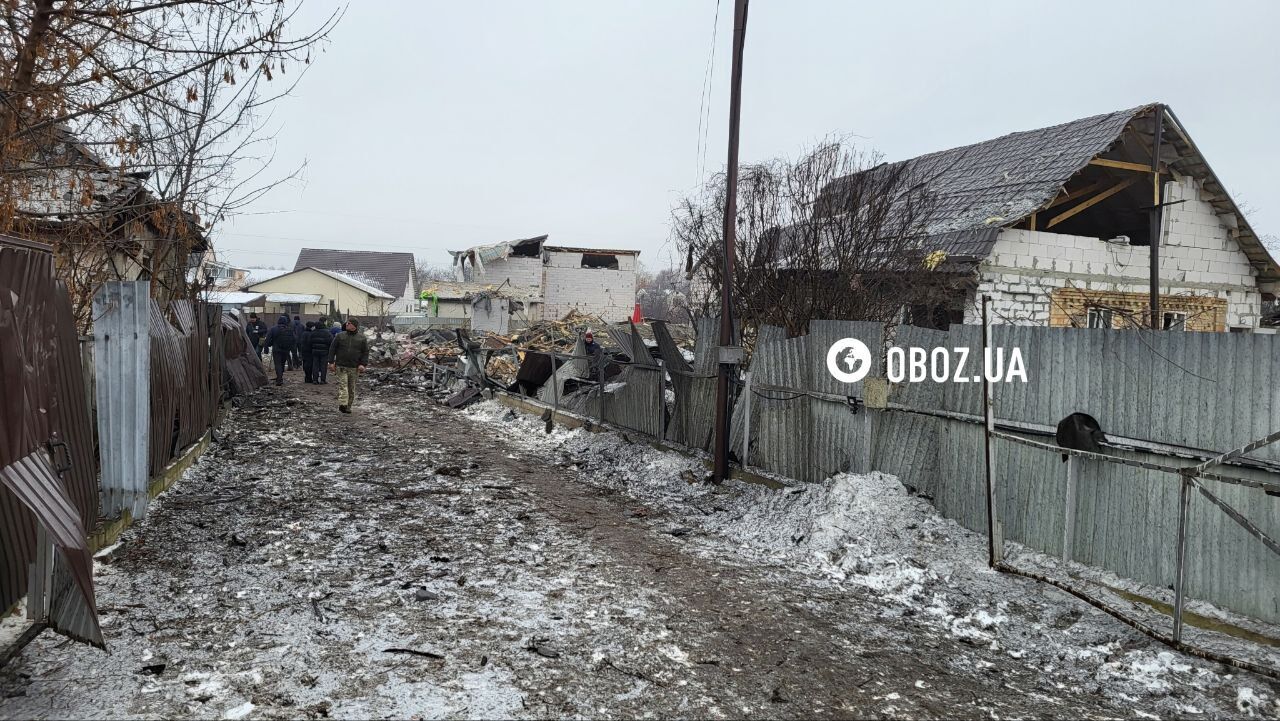 Вирва завглибшки чотири метри та зруйнований будинок: нові фото і відео наслідків ракетної атаки на Київ 11 грудня