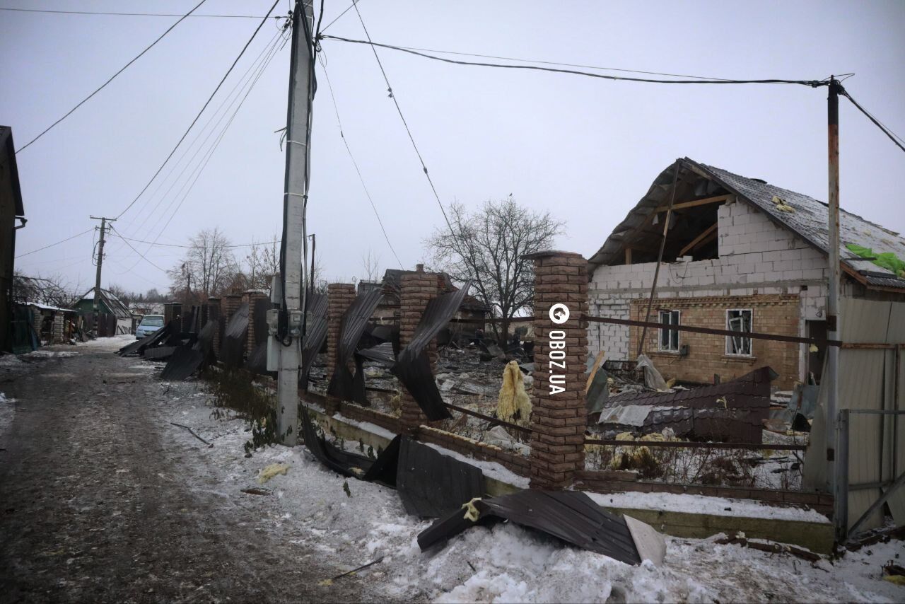 Вирва завглибшки чотири метри та зруйнований будинок: нові фото і відео наслідків ракетної атаки на Київ 11 грудня