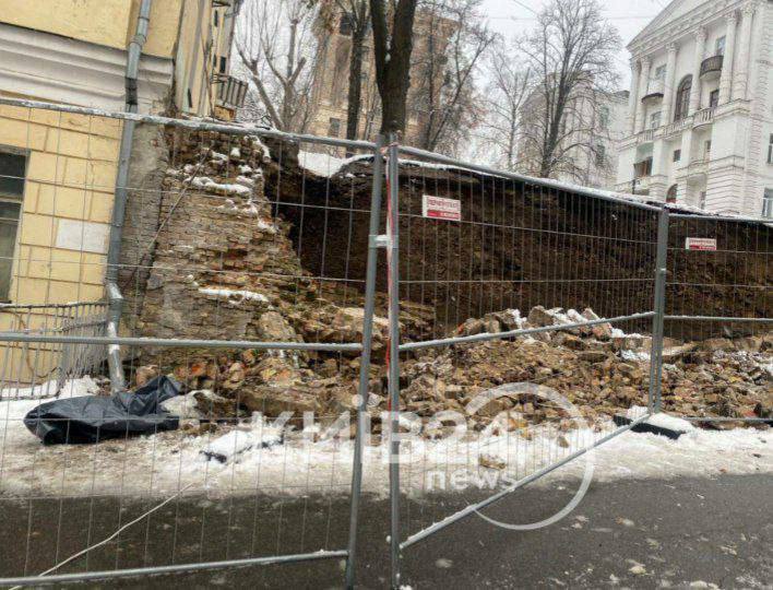 В центре Киева обрушилась подпорная стена на строительстве: один рабочий погиб, еще трое были травмированы. Фото