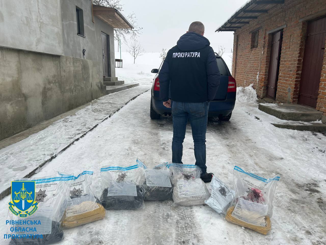 Незаконно накопали понад 100 кг: на Рівненщині правоохоронці викрили групу бурштинокопачів. Фото