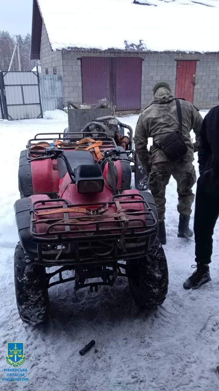 Nielegalnie wykopano ponad 100 kg: w obwodzie rówieńskim funkcjonariusze zdemaskowali grupę kopaczy bursztynu. Zdjęcie 