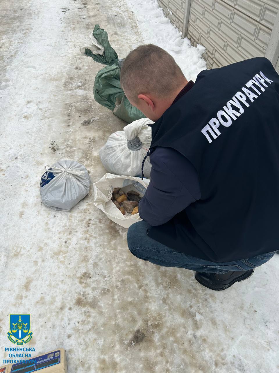 Nielegalnie wykopano ponad 100 kg: w obwodzie rówieńskim funkcjonariusze zdemaskowali grupę kopaczy bursztynu. Zdjęcie 