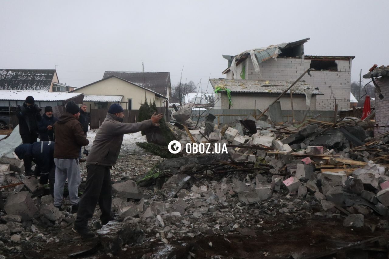 Вирва завглибшки чотири метри та зруйнований будинок: нові фото і відео наслідків ракетної атаки на Київ 11 грудня