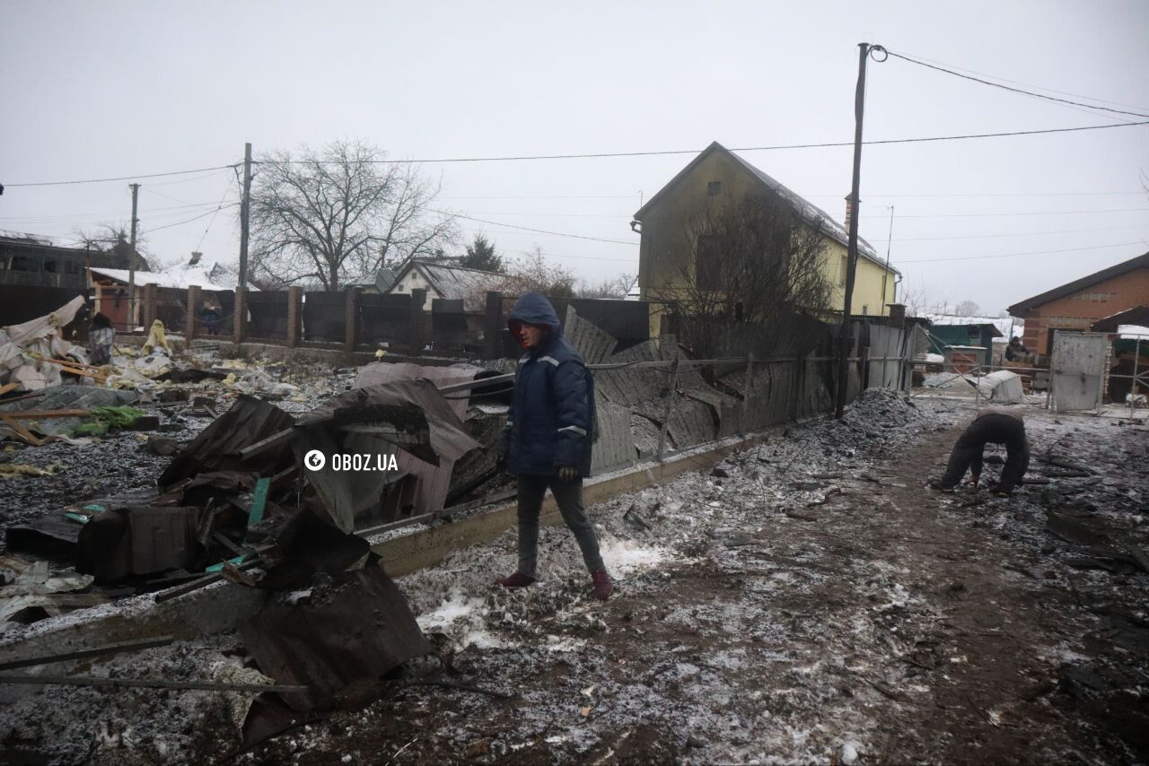 Вирва завглибшки чотири метри та зруйнований будинок: нові фото і відео наслідків ракетної атаки на Київ 11 грудня