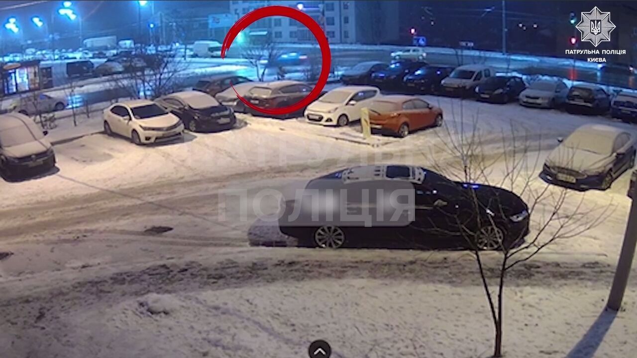 У Києві на Троєщині Mazda на швидкості в’їхала в МАФ: момент ДТП зафіксувала камера. Відео