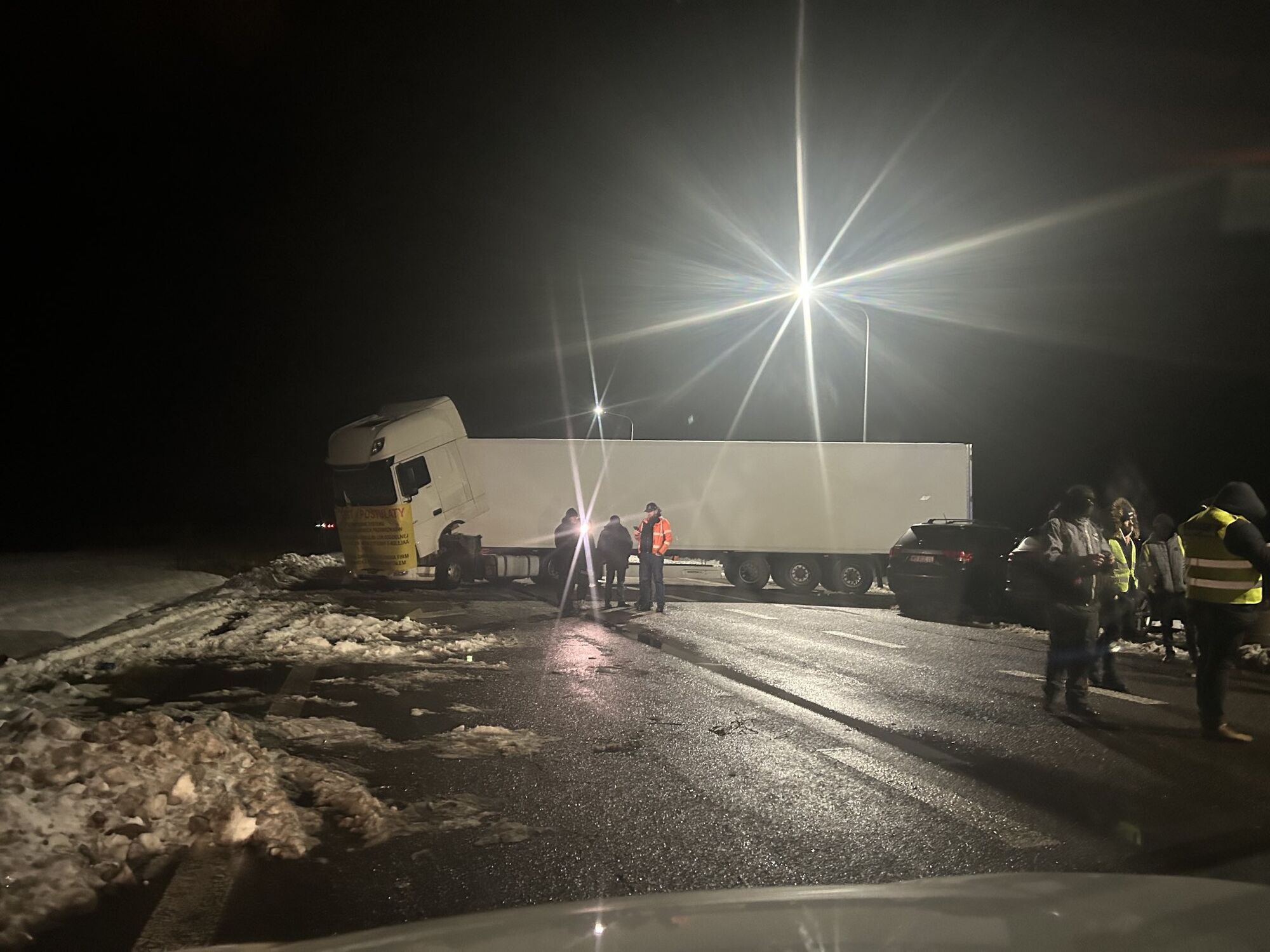 Рух транспорту на кордоні з Польщею знову перекрили: поліція почала відтісняти польських блокувальників. Фото і відео