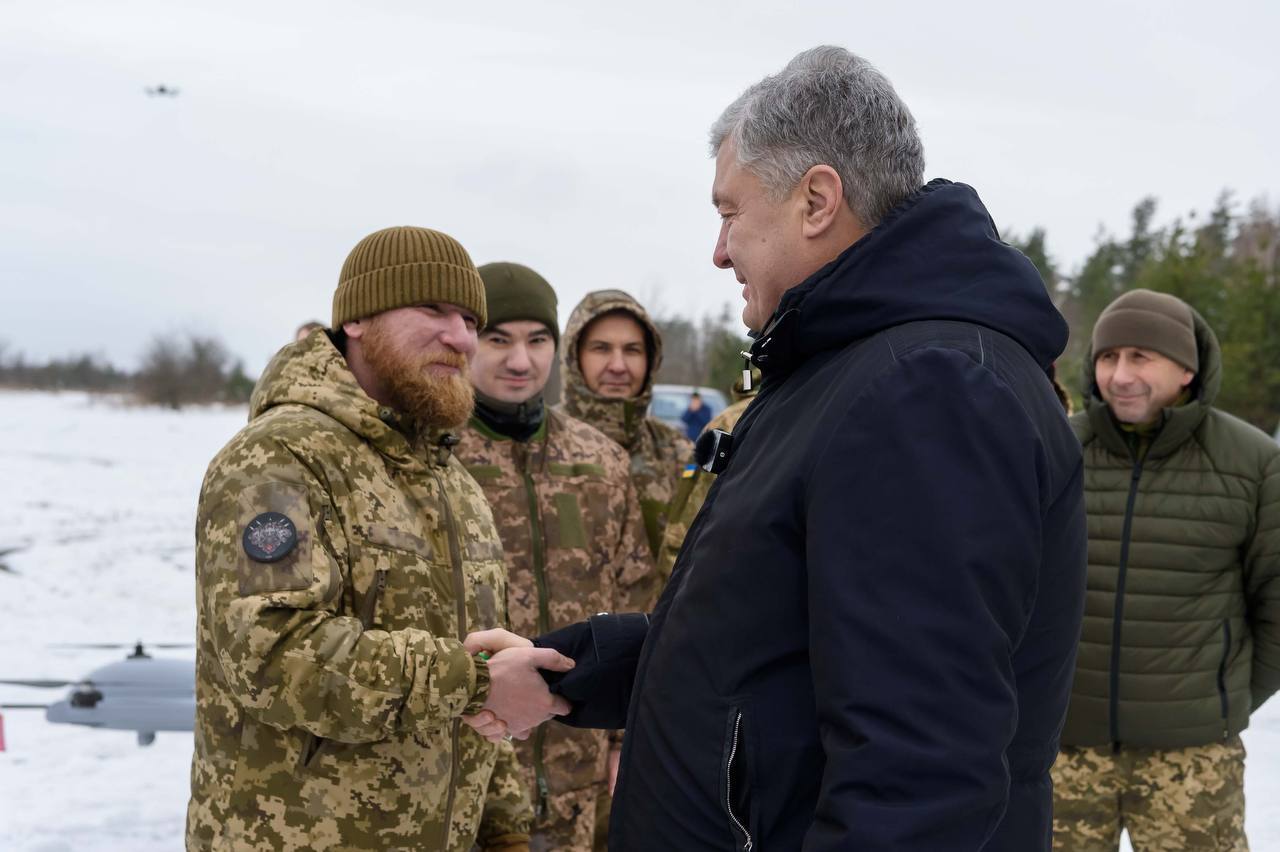 Прямо с границы – в армию: Порошенко привез подарки в подразделения Сухопутных войск