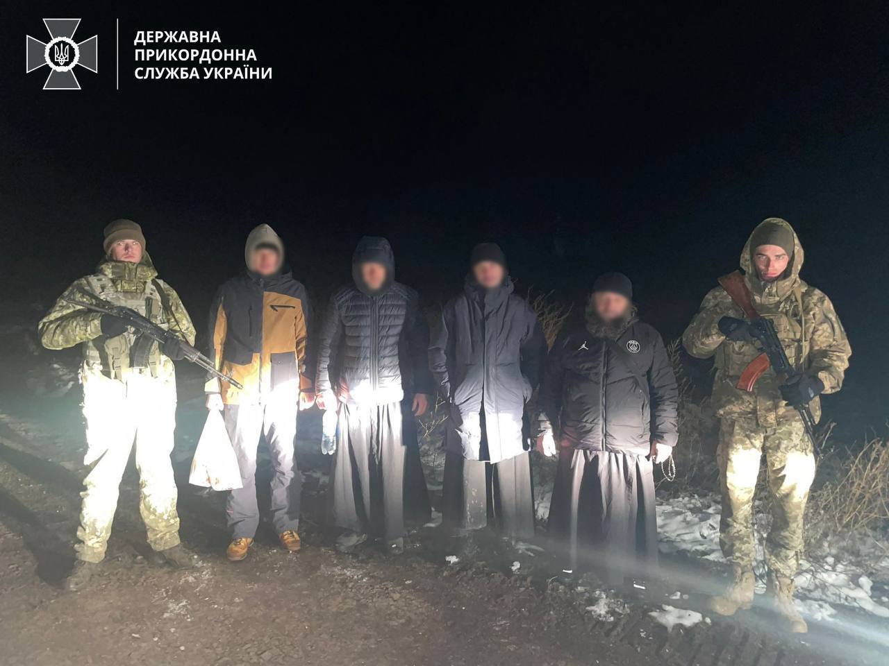 У границы с Молдовой поймали уклонистов в наряде батюшек: "маскарад" беглецов быстро разоблачили. Фото
