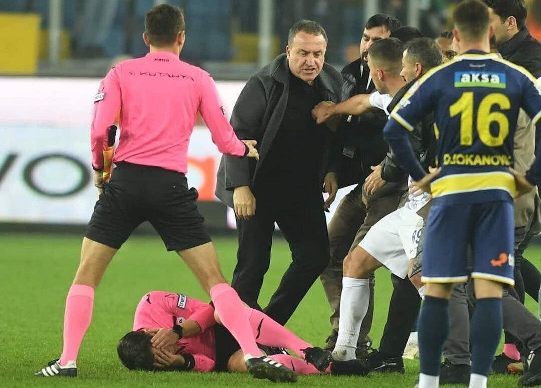 Новый скандал в Турции. Президент клуба обиделся на гол и увел футболистов с поля. Видео