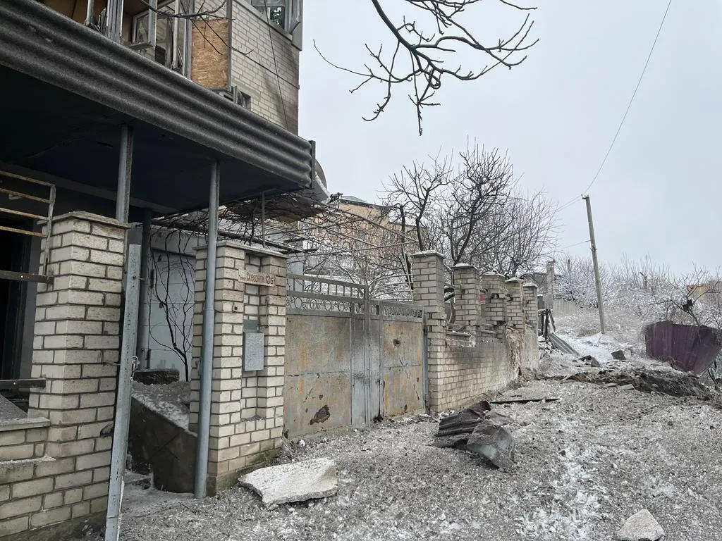 Повреждены окна в домах и заборы