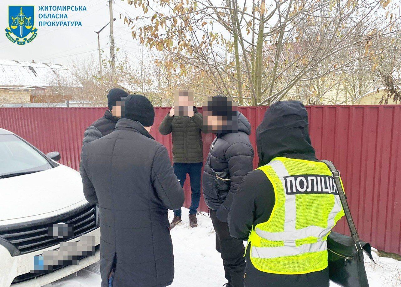 На Житомирщині затримали депутата-рекетира, який разом з бандою "вибивав" гроші з людей: серед постраждалих – військовий. Фото