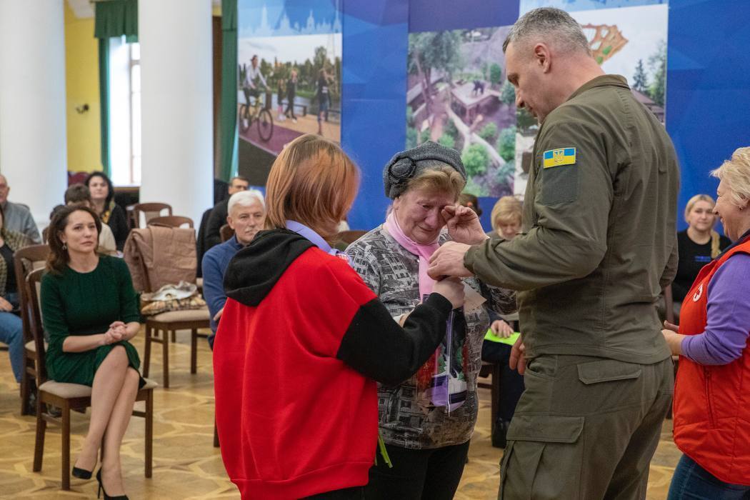 Кличко вручив 20 ордерів на нові квартири родинам переселенців зі сходу та півдня України