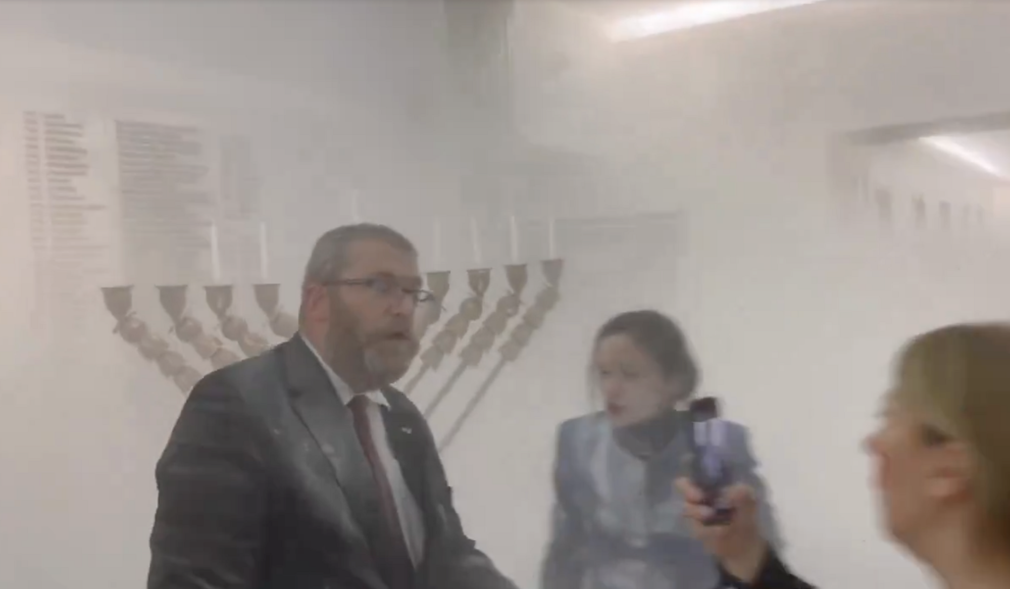 На заседании польского Сейма пророссийский депутат погасил из огнетушителя ханукальную менору. Видео