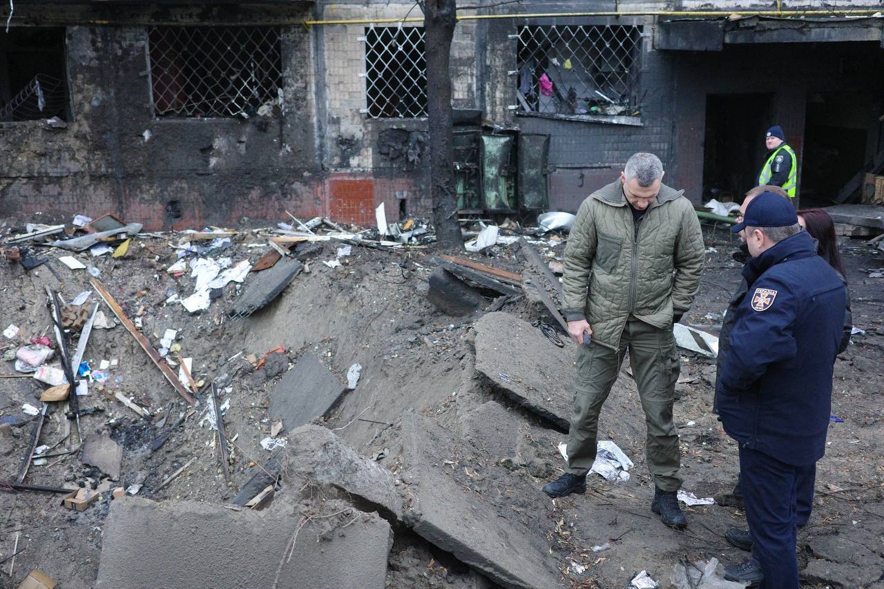 Горіли авто, пошкоджено будівлі: з'явилися нові фото і відео наслідків ворожої атаки на Київ