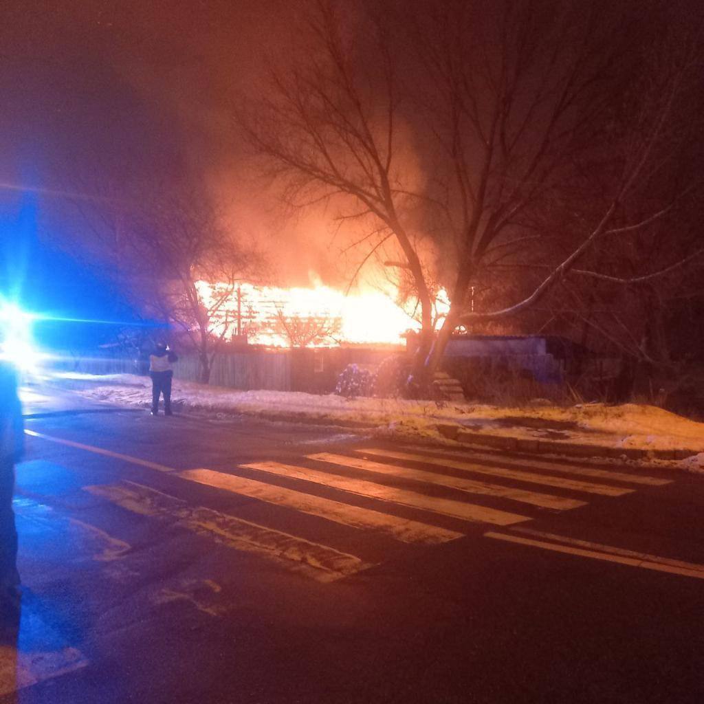 Війська РФ атакували Київ ракетами: працювала ППО, через падіння уламків загорілися будинки. Фото