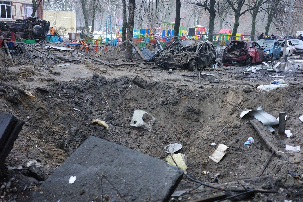 Горели авто, повреждены здания: появились новые фото и видео последствий вражеской атаки на Киев