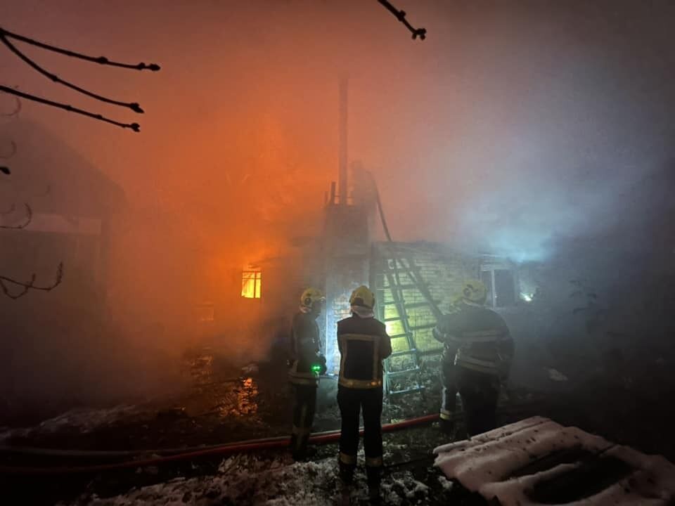Войска РФ атаковали Киев ракетами: работала ПВО, из-за падения обломков загорелись дома. Фото