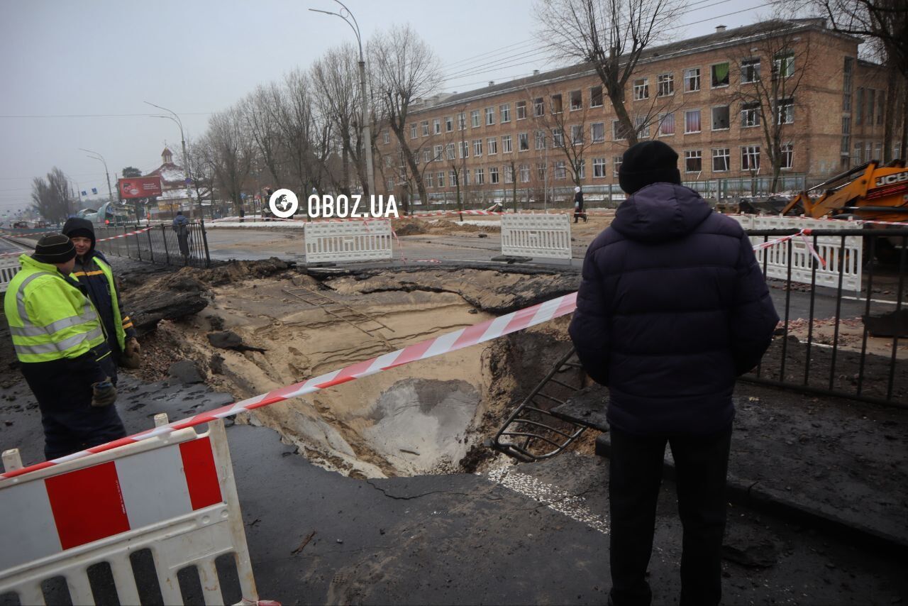 Глибока вирва біля під’їзду будинку та обгорілі авто: нові фото та відео наслідків падіння уламків ракети в Києві