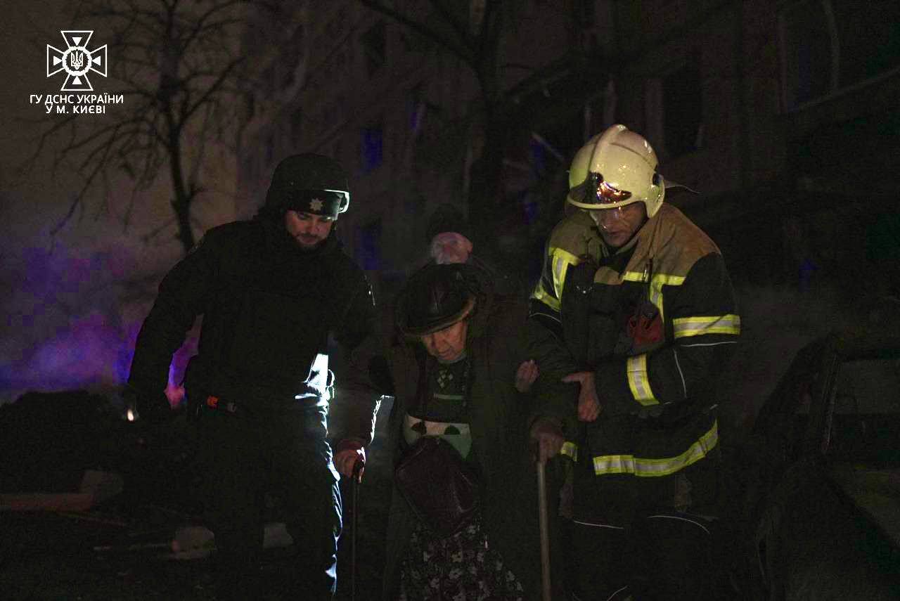 Горіли авто, пошкоджено будівлі: з'явилися нові фото і відео наслідків ворожої атаки на Київ