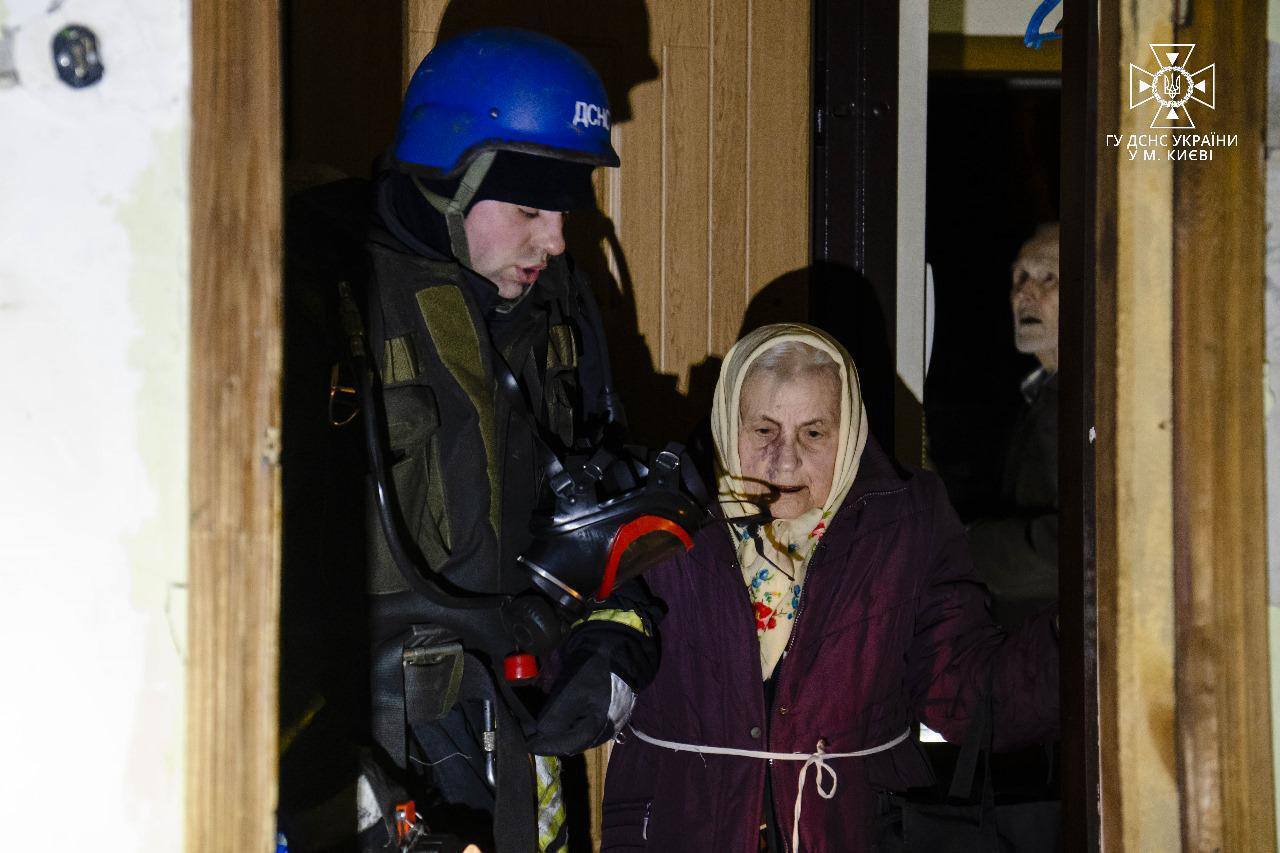 Горели авто, повреждены здания: появились новые фото и видео последствий вражеской атаки на Киев