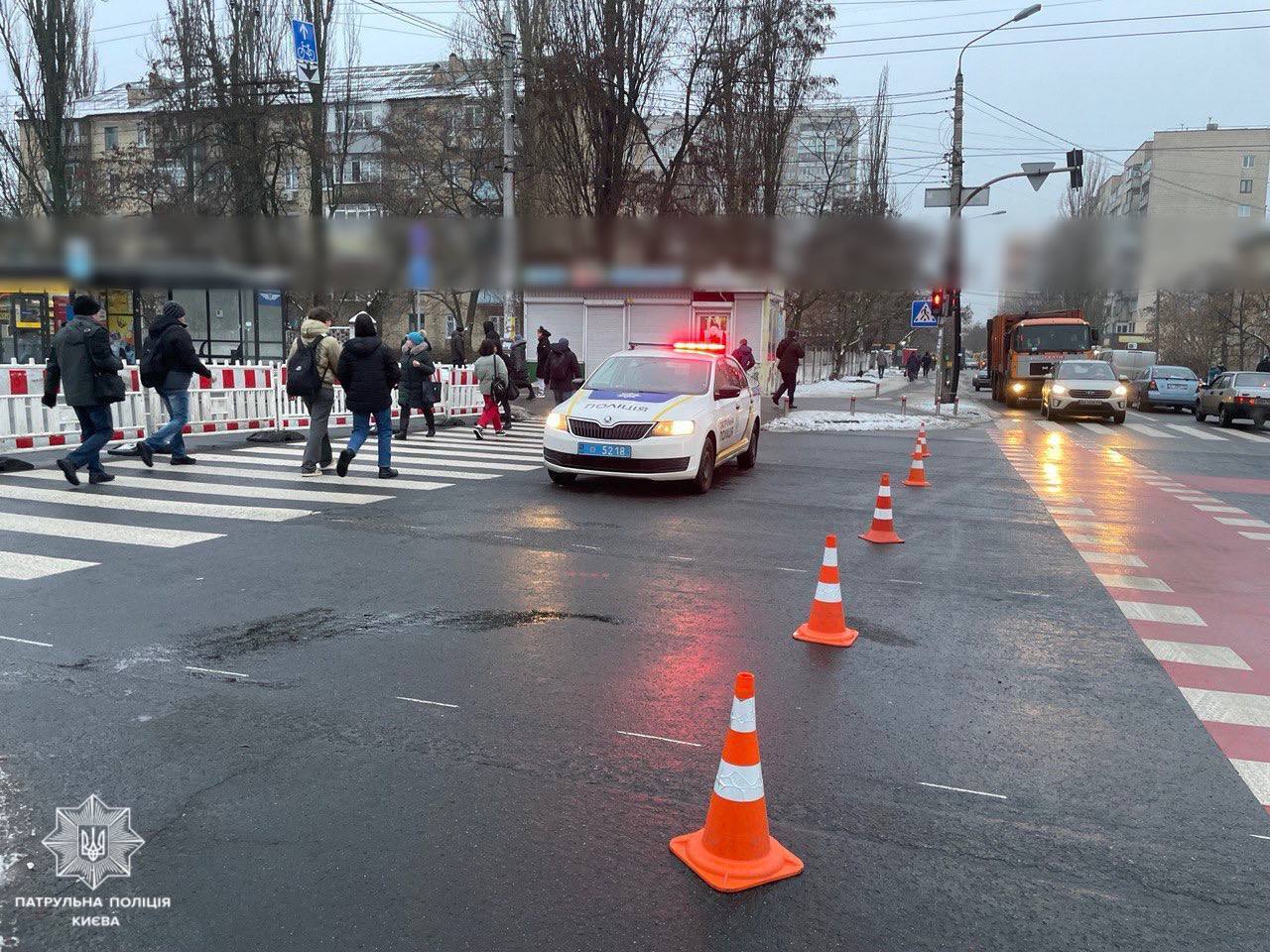 Улица превратилась в реку, движение авто частично перекрыто: последствия повреждения обломком ракеты водопровода в Киеве. Фото и видео